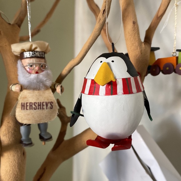 Vintage skiing Penguin Christmas Ornament - Picture 2 of 3